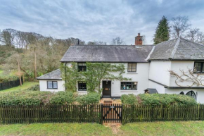 Luxury cosy cottage, enchanting forest location.